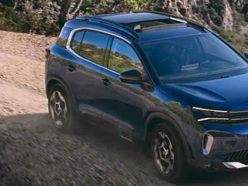 suv C5 aicross sur chemin de terre au bord de la mere