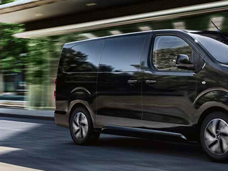 citroen spacetourer qui roule en ville