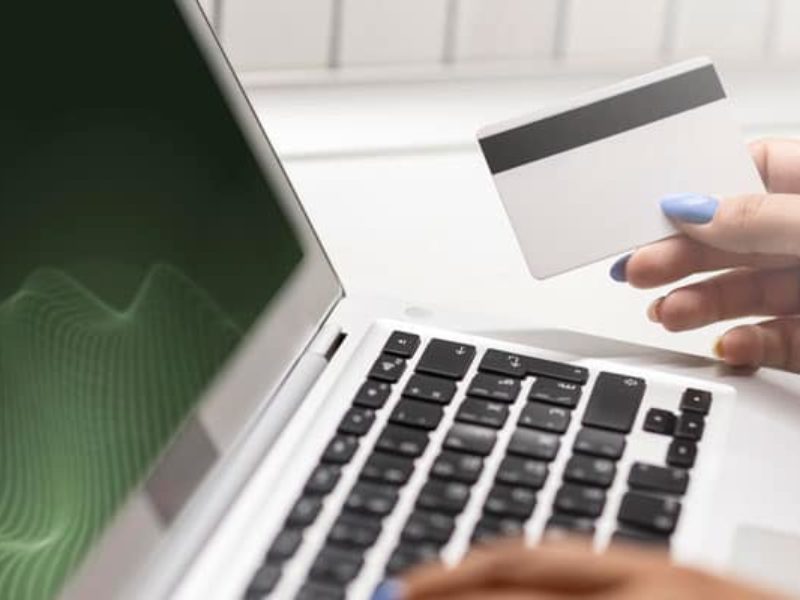 Pourquoi faut-il une carte de crédit pour louer une voiture ?